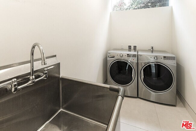 Building Photo - 16540 Moorpark St