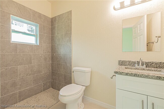 Building Photo - 3210 Oleander Dr