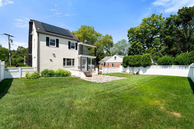 Building Photo - 82 Linden Ave