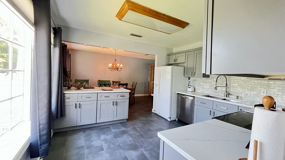 Building Photo - 2025 S Ocean Dr