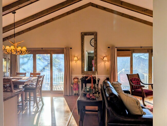 Building Photo - 842 Saddle Back Cir