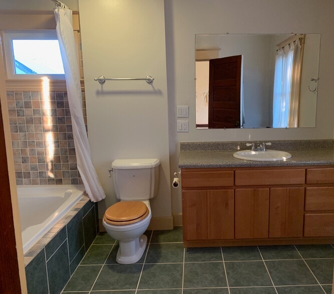 2nd floor bathroom - 4054 NE Rodney Ave