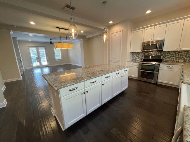 Building Photo - Large 3 Bed 3.5 Bath 2 Car Garage Townhous...
