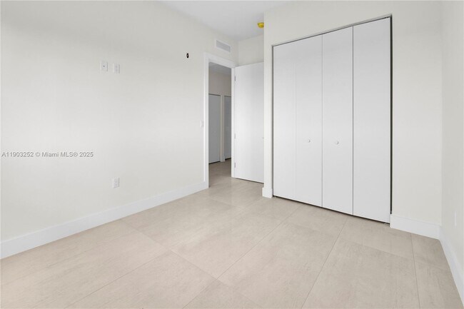 Building Photo - 530 SW 11th Ave