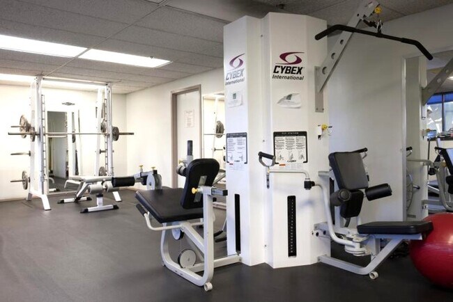 Building Photo - BEAUTIFUL TOP FLOOR  1 BED 1 BATH CONDO W/RESORT FACILITIES! +STORAGE