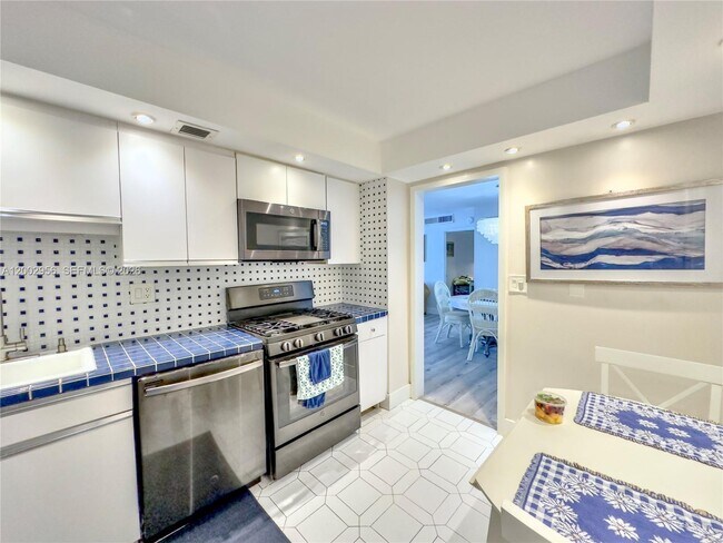 Building Photo - 2030 S Ocean Dr