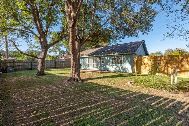 Building Photo - 462 Capehill Dr