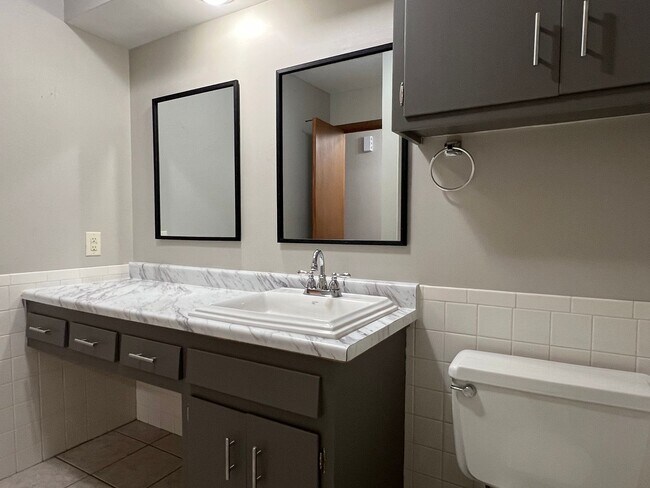 Building Photo - Well-Maintained 3 Bed / 2 Bath near Mercy Hospital