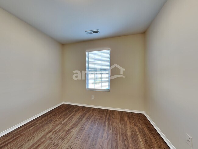 Building Photo - 423 Kerriann Ln