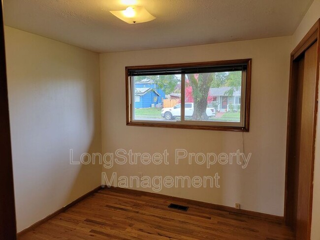 Building Photo - 1827 NW Menlo Dr