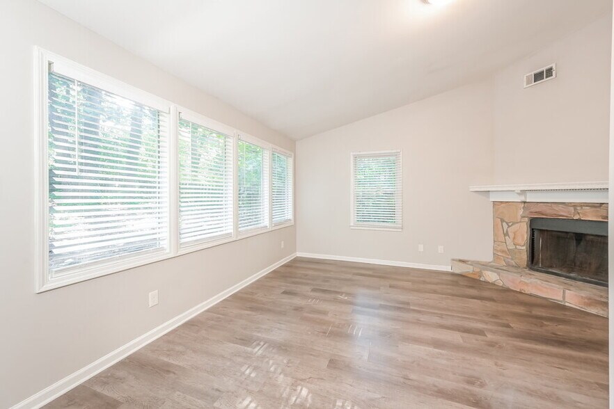 Building Photo - 2570 Broadmoor Ct