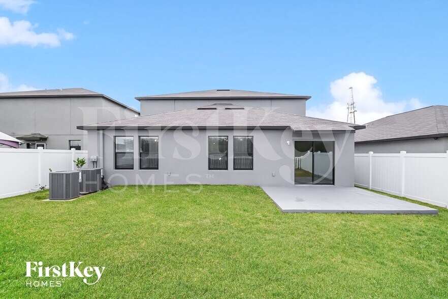 Building Photo - 14827 Crescent Rock Dr