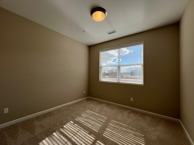 Building Photo - Modern 4/2.5 Townhome in Minden