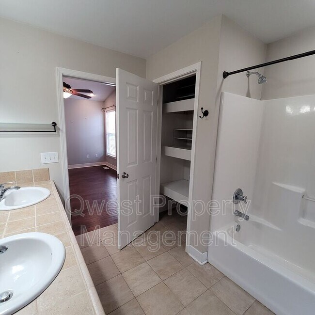 Building Photo - 79 River St