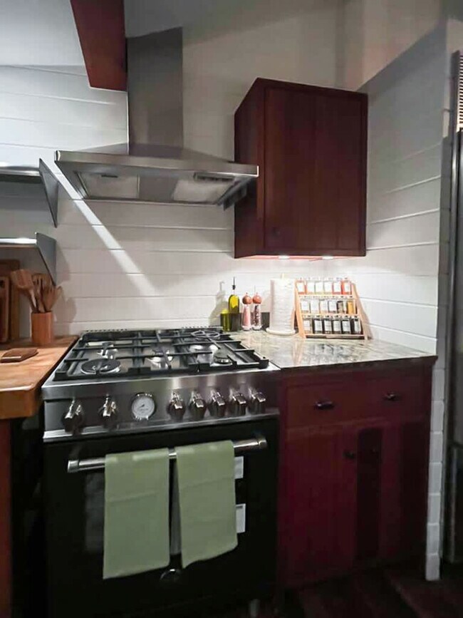 Building Photo - 522 Cascade Dr