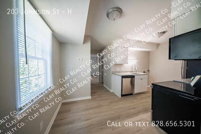 Building Photo - 203 Johnson St