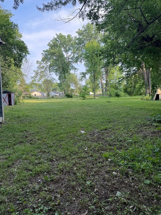 Building Photo - 4 Bedroom Home on an ACRE of land