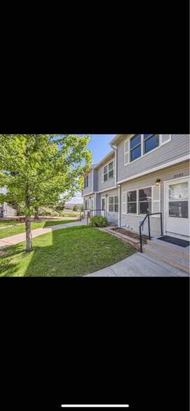 Building Photo - 2080 Oakcrest Cir