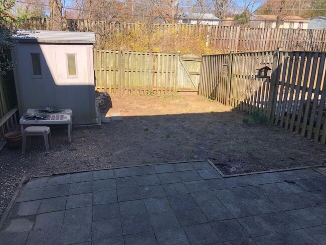 Building Photo - Beautifully remodeled 3-bed 2.5-bath Townh...