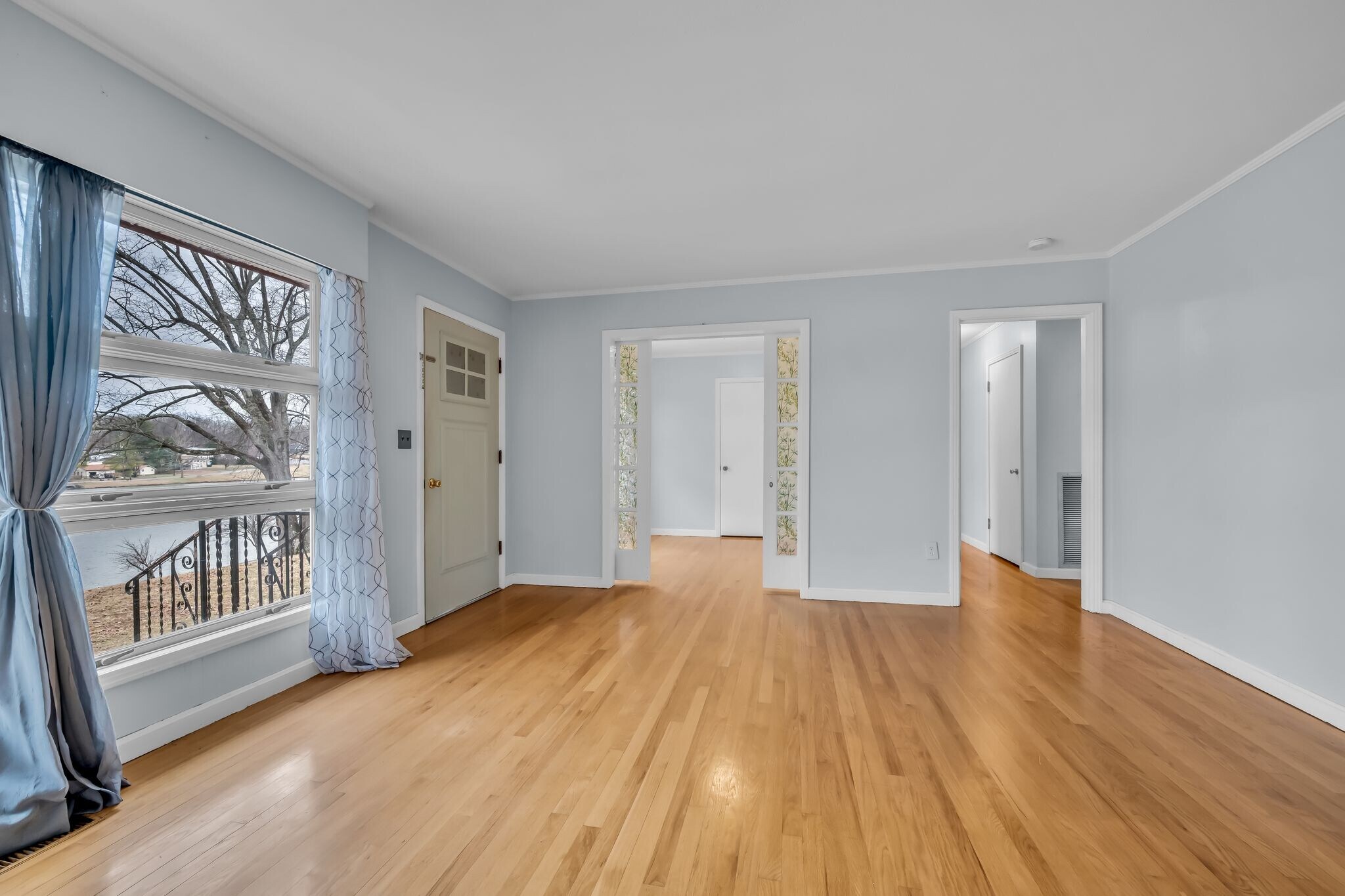 Building Photo - 205 W Lake Dr