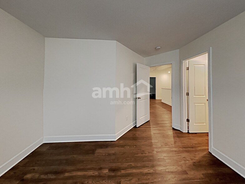 Building Photo - 5075 Trailwater Dr