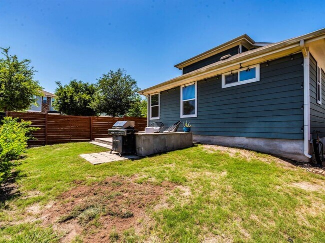 Building Photo - 2315 Capulet St