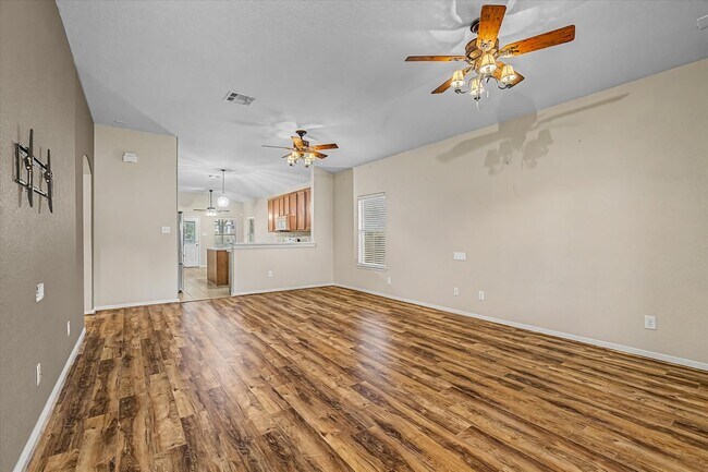 Building Photo - 630 W Newport Bend