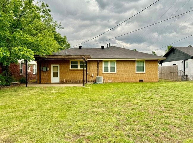 Building Photo - 9519 Stratford Dr