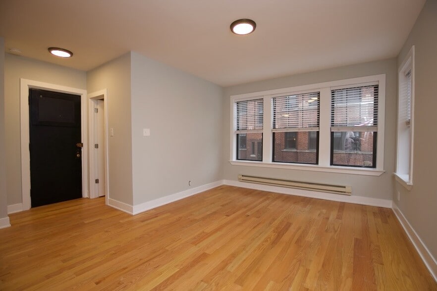 Building Photo - 4242 N Wolcott Ave