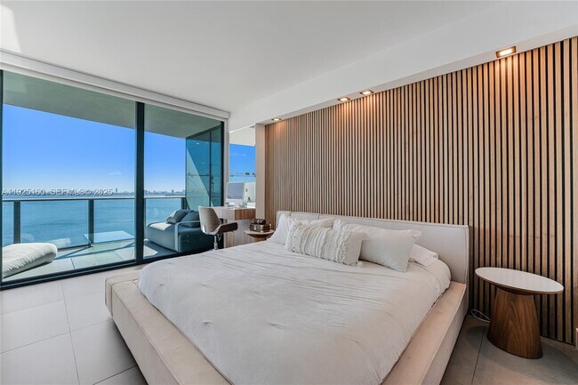 Building Photo - 460 NE 28th St