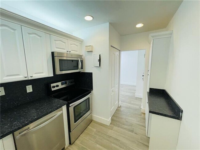 Building Photo - 3111 Oakland Shores Dr
