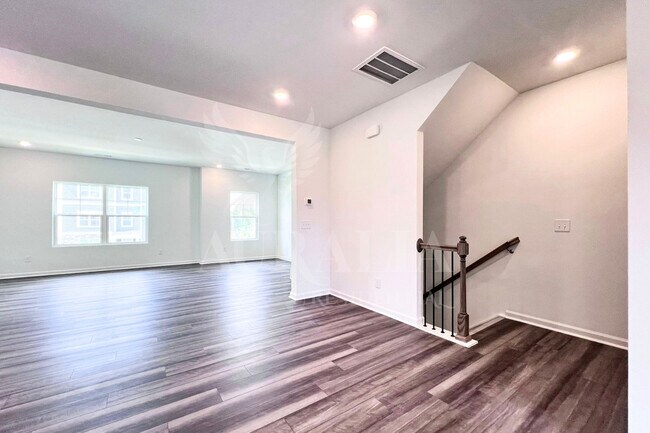 Building Photo - 1421 Jay Rd