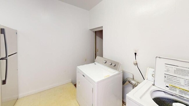 Building Photo - 801 E Ann St