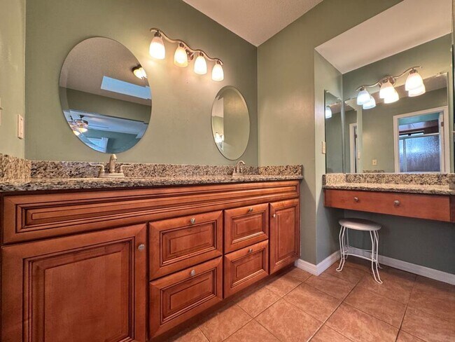 Building Photo - 653 Pelican Bay Dr