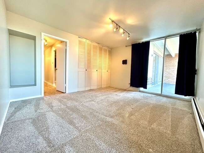 Building Photo - Cozy 1 Bed 1 Bath Condo in Denver Around t...