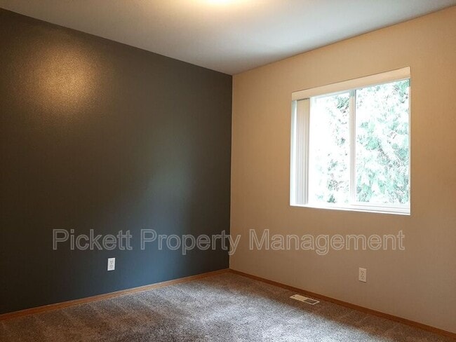 Building Photo - 6272 Alexis Dr NE