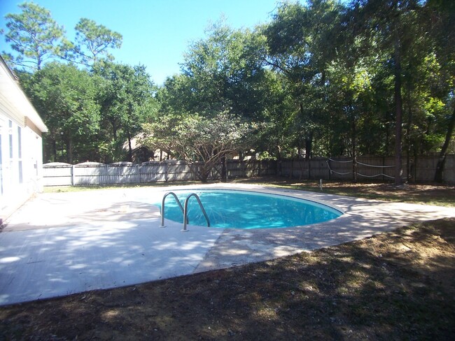 Building Photo - 4 bedroom in Rocky Bayou with a pool!