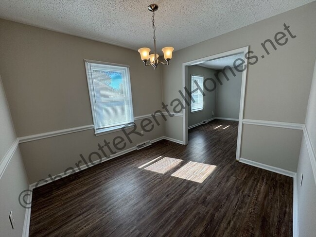 Building Photo - Nice 3 bedroom 2 bath home in Charlotte!