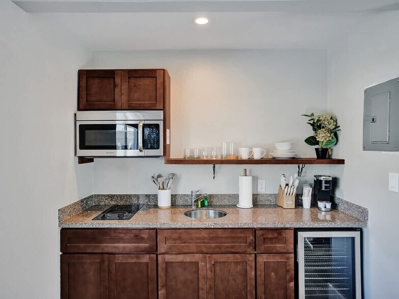 Building Photo - 3208 NE 9th St