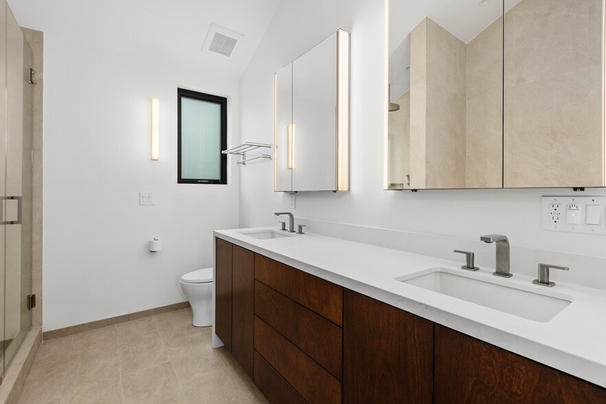 Master spa bathroom. - 4640 Del Monte Ave