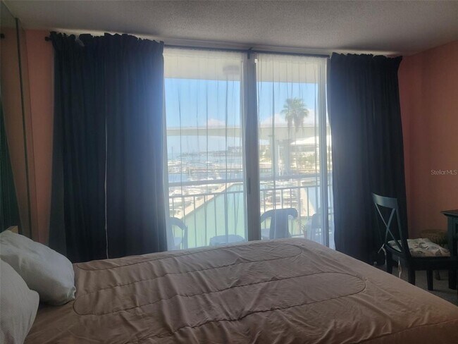 Building Photo - 100 Pierce St