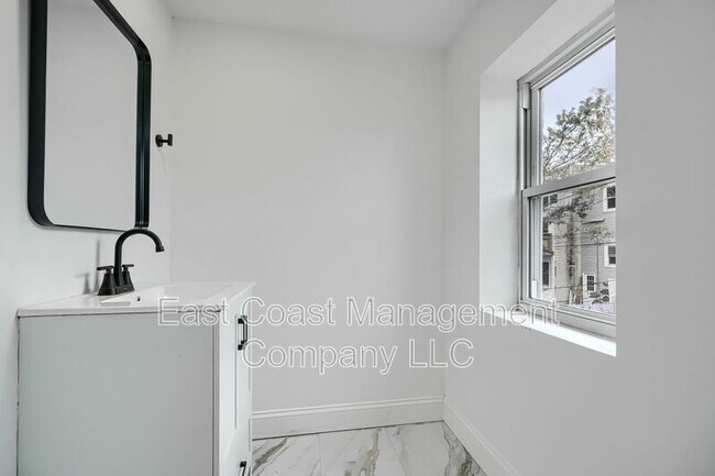 Building Photo - 515 Archer St