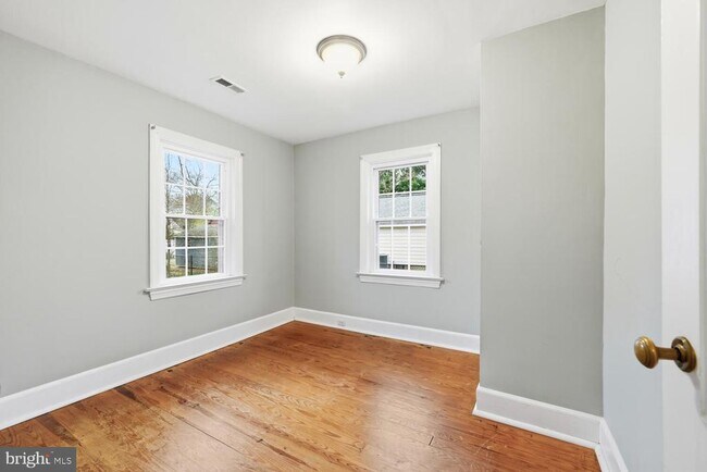 Building Photo - 304 Elm Ave