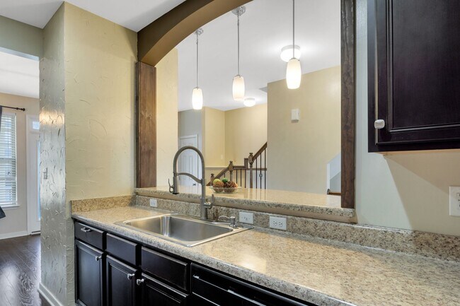 Building Photo - Spacious 3 Bedroom 3.5 Bathroom Townhome in Newport News