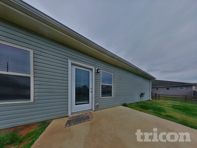 Building Photo - 45 Oak Hollow Way