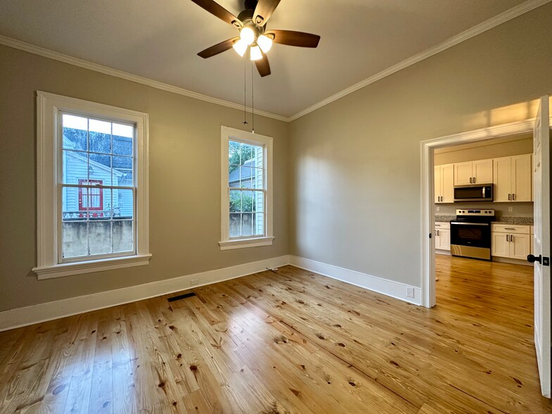 Building Photo - 983 Maple St