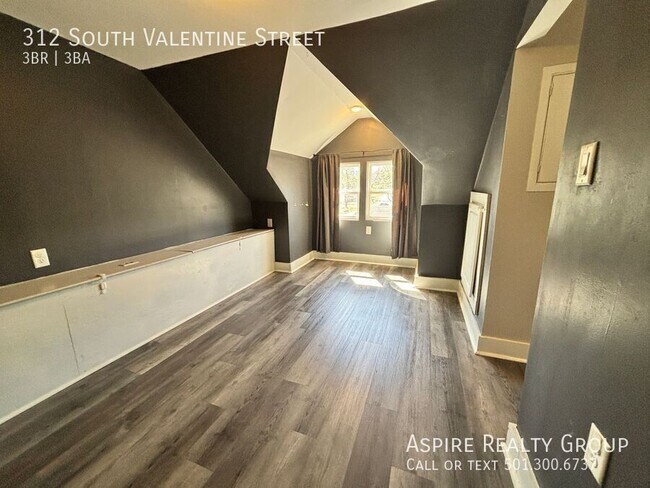Building Photo - 312 S Valentine St