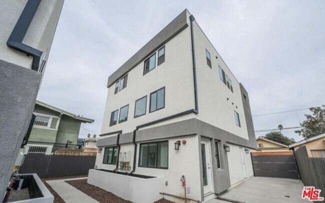 Primary Photo - 4110 1/2 Normandie Ave