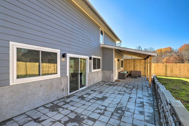 Building Photo - Black Mountain Furnished Lower Level Apart...