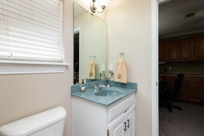 Building Photo - 4 Bedrooms 3 bathrooms, OFFICE 2 living rooms, and 2 car garage